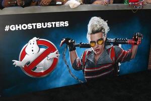 los angeles, 9 de julio - cartel de kate mckinnon ghostbusters en el estreno de ghostbusters en el teatro chino tcl imax el 9 de julio de 2016 en los angeles, ca foto