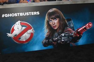 los angeles, 9 de julio - cartel de kristen wiig ghostbusters en el estreno de ghostbusters en el teatro chino tcl imax el 9 de julio de 2016 en los angeles, ca foto