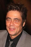 los angeles, 13 de agosto - benicio del toro en hfpa organiza el banquete anual de subvenciones, llegadas al hotel beverly wilshire el 13 de agosto de 2015 en beverly hills, ca foto