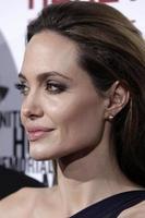 los angeles, 8 de diciembre - angelina jolie llega al estreno en la tierra de sangre y miel en los cines arclight el 8 de diciembre de 2011 en los angeles, ca foto