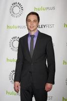 los angeles, 13 de marzo - jim parsons llega al evento paleyfest de la teoría del big bang en el teatro saban el 13 de marzo de 2013 en los angeles, ca foto