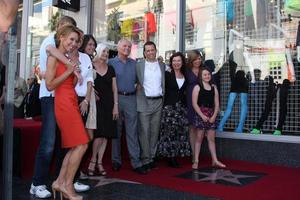 los angeles, sep 19 - jon cryer y su familia en la ceremonia estelar del paseo de la fama de hollywood jon cryer en el paseo de la fama de hollywood el 19 de septiembre de 2011 en los angeles, ca foto