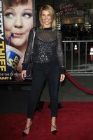 los angeles, 4 de febrero - lori loughlin llega al estreno de robo de identidad en el teatro del pueblo el 4 de febrero de 2013 en westwood, ca foto