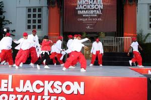 los angeles, 26 de enero - la compañía de la academia de baile debbie allens se presentó en la ceremonia inmortalizada de huellas dactilares y huellas de michael jackson en el teatro chino graumans el 26 de enero de 2012 en los angeles, ca foto