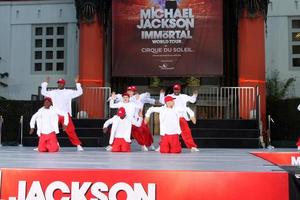 los angeles, 26 de enero - la compañía de la academia de baile debbie allens se presentó en la ceremonia inmortalizada de huellas dactilares y huellas de michael jackson en el teatro chino graumans el 26 de enero de 2012 en los angeles, ca foto