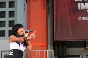 los angeles, 26 de enero - melanie fiona se presenta en la ceremonia inmortalizada de huellas de manos y huellas de michael jackson en el teatro chino graumans el 26 de enero de 2012 en los angeles, ca foto