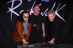 los angeles, 20 de noviembre - rush, geddy lee, neil peart, alex lifeson en la ceremonia en la que rush es incluido en el rockwalk del guitar center en el guitar center el 20 de noviembre de 2012 en los angeles, ca foto