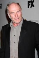 los angeles, 8 de julio - ted levine llega a la proyección de estreno de bridge fx network en el gremio de directores de américa el 8 de julio de 2013 en los angeles, ca foto