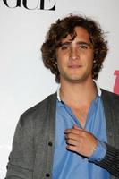 los angeles, 23 de septiembre - diego boneta llegando a la novena fiesta anual de teen vogue young hollywood en los estudios paramount el 23 de septiembre de 2011 en los angeles, ca foto