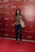 los angeles, 13 de marzo - zoe saldana llegando al octavo beneficio anual de stuart house de john varvatos en la tienda john varvaots el 13 de marzo de 2011 en los angeles, ca foto