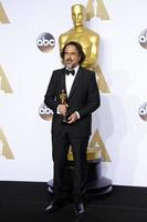 los angeles, 28 de febrero - alejandro gonzalez inarritu en los 88 premios anuales de la academia, sala de prensa en el dolby theater el 28 de febrero de 2016 en los angeles, ca foto