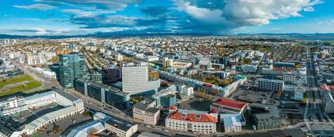 hermosa vista aérea de reykjavik, islandia. día soleado foto