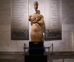 gran estatua del faraón akhenaton de la XVIII dinastía en el nuevo museo nacional de la civilización egipcia de egipto, nmec, en el distrito de fustat del viejo cairo foto