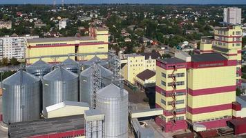 silo agrícola. almacenamiento y secado de granos, trigo, maíz, soja, contra el cielo azul con nubes. foto