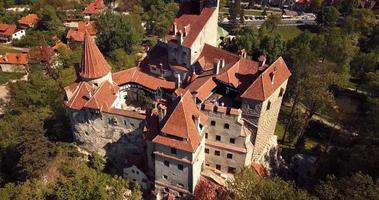 Flygfoto till slottet Bran Dracula i Brasov, Rumänien video