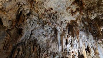 las cuevas de borgio verezzi con sus estalactitas y sus estalagmitas cuevas rocosas excavadas por el agua durante milenios. en el oeste de liguria foto