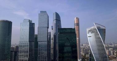 vista aérea para as torres de negócios da cidade de moscou video