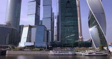 Luftbild zu den Geschäftstürmen der Stadt Moskau video
