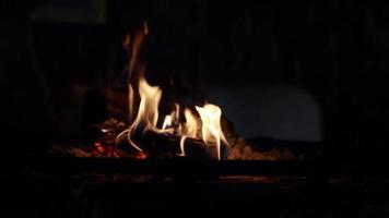 Chimenea en una cabaña acogedora. acogedora casa forestal con chimenea. ambiente de relajación. interior de una cabaña de madera con ventana. vídeo 4k video