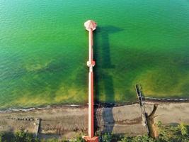 hermosa vista aérea, muelle en la playa, pemalang-central java-indonesia. foto