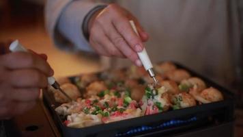 mujer horneando takoyaki video