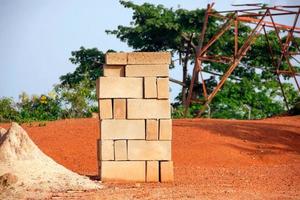 bloques de construcción en un sitio de mampostería. materiales de construcción foto