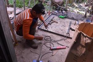 un hombre trabajando soldando hierro foto