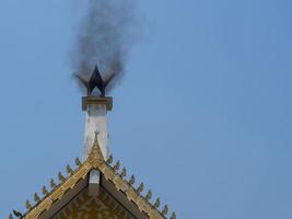 parte superior del crematorio tailandés con fondo de cielo azul