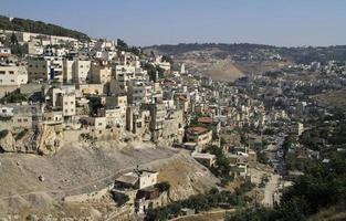 vista sobre el área densamente poblada fuera de la ciudad vieja de jerusalén, israel foto