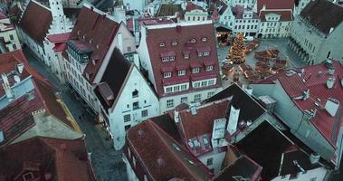 toits et bâtiments de la vieille ville de tallinn pendant les vacances de noël, estonie video