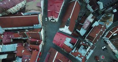 tallinn gamla stan tak och byggnader under julhelgen, estland video