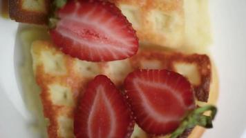 waffles belgas com morangos girando em cima da mesa. video