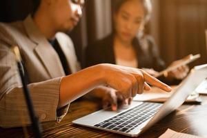 persona de negocios profesional escribiendo en el escritorio de una computadora portátil en la oficina, usando tecnología de teclado para trabajar en un trabajo de comunicación en el lugar de trabajo en línea foto