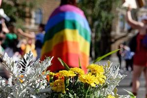 Marcha del orgullo lgbtiq. colorido desfile celebrando los derechos lgbtiq. manifestantes caminando con pancartas y banderas. derechos humanos. orgullo, pasión y protesta. familias arcoíris. igualdad para todos. foto