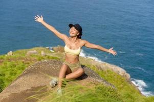 hermosa mujer asiática en ropa deportiva trekking en senderos de montaña, viajes y concepto de ecoturismo. foto