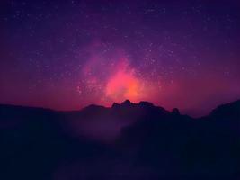 paisaje nocturno montaña y vía láctea fondo de galaxia nuestra galaxia, larga exposición, poca luz foto