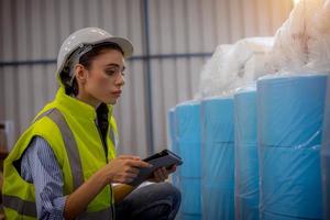 ingeniero de fábrica bajo inspección y verificación del proceso de producción de calidad en la estación de fabricación de máscaras faciales usando uniforme informal y casco de seguridad en la plantación de fábrica. foto