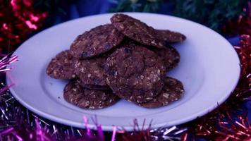 zelfgemaakte koekjes, koekjes roteren, stuk biscuitchocolade op zwart video