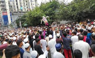 dhaka, 10 de junio de 2022 - manifestación musulmana de protesta que pide el boicot de los productos indios y denuncia a los líderes de bgp por sus comentarios sobre las caricaturas del profeta mahoma. foto