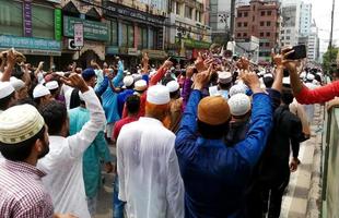 Dhaka, 10 de junio de 2022: manifestación musulmana de protesta que pide el boicot a los productos indios y denuncia a los líderes de BGP por sus comentarios sobre las caricaturas del profeta Mahoma. foto