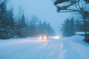 coche en la nieve foto