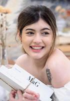 retrato joven hermosa niña mujer muy sonriente sentado atractivo mirando el libro con una sonrisa, feliz y brillante disfrutar en el dormitorio de la universidad en la habitación de casa. foto