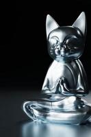 Blessing Cat Sculpture Silver Statue 3D Rendering Premium Photo