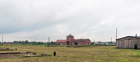 auschwitz, polonia, 18 de septiembre de 2021 el edificio principal de la puerta de entrada del campo de exterminio de auschwitz birkenau. foto