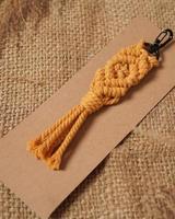 llavero de macrame, chupito de macrame, hecho a mano por mujeres en casa. excelentes imágenes de bricolaje para pancartas y anuncios de macramé y artesanías. diseño de pasatiempo creativo con accesorios, vista superior. macramé hecho a mano. foto