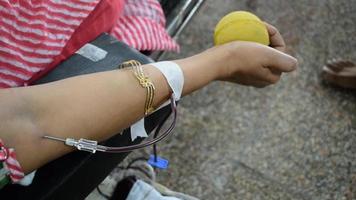 Blutspender im Blutspendelager mit einem Hüpfball in der Hand im Balaji-Tempel, Vivek Vihar, Delhi, Indien. auch konzeptbild für den weltblutspendetag am 14. juni jedes jahr video