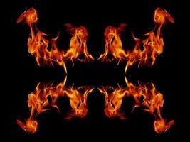 una hermosa llama con la forma imaginada. como del infierno, mostrando un fervor peligroso y ardiente, fondo negro. foto