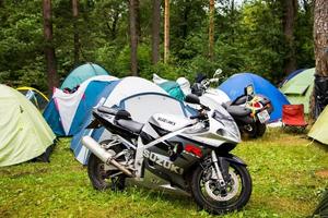 festival de motos al aire libre de verano, motos en el fondo de la naturaleza, moto camping - 8 de julio de 2015, rusia, tver. foto