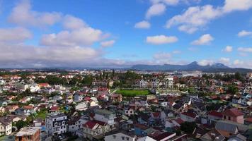 landskap i staden da lat city, vietnam är ett populärt turistmål. turiststad i utvecklade vietnam. video