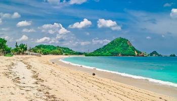 la belleza de la playa de mandalika en la isla de lombok, indonesia foto